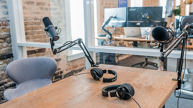 Arbeitsplatz mit zwei Mikrofonen zur Aufnahme für z.B. eines Podcasts