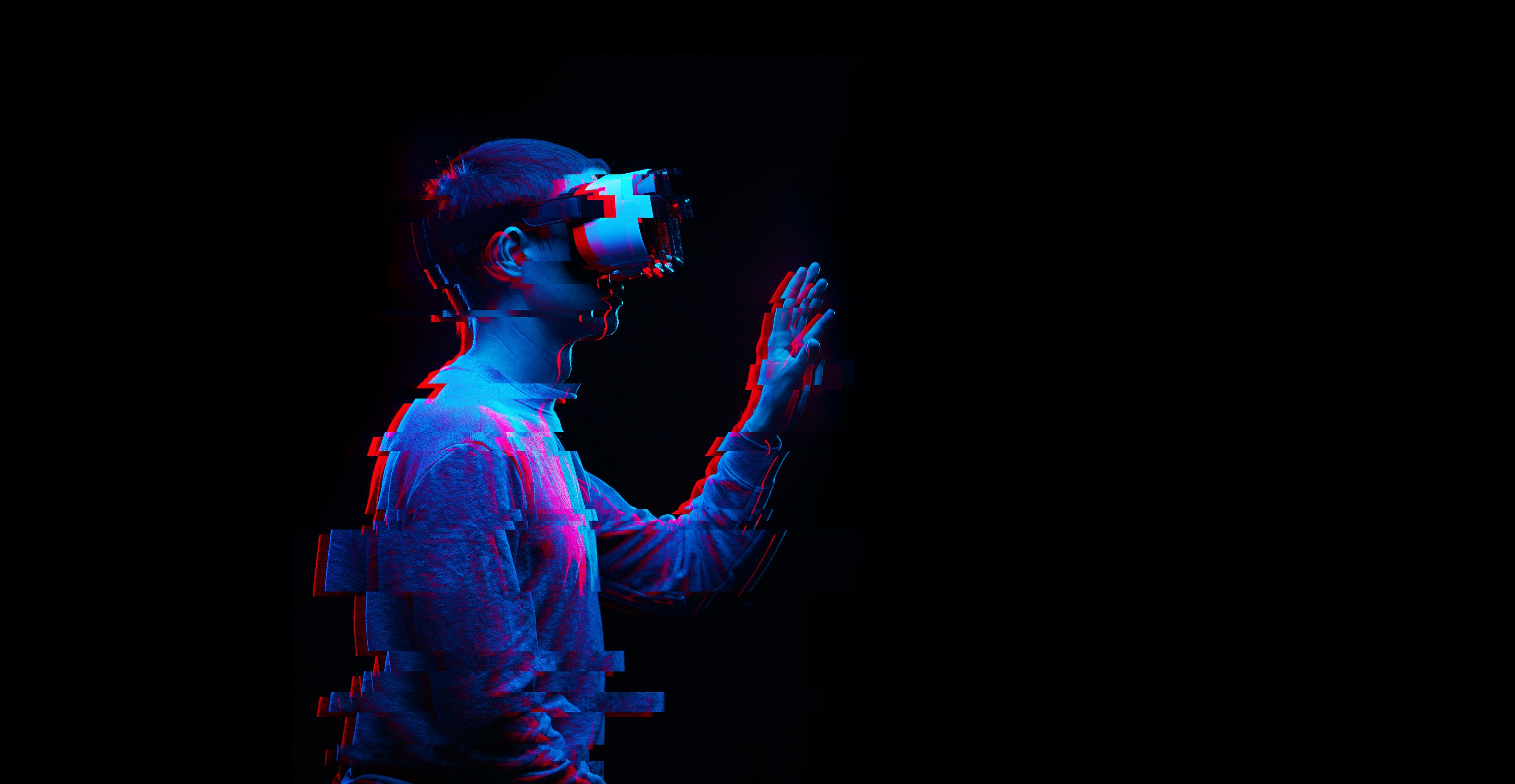 Foto: Ein Mann benutzt ein Virtual-Reality-Brille. Bild mit Glitch-Effekt.