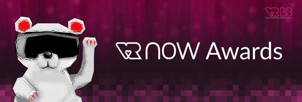 VRnow Awards Logo: Weißer winkender Bär mir Virtual Reality Brille vor dunkelrotem Hintergrund.